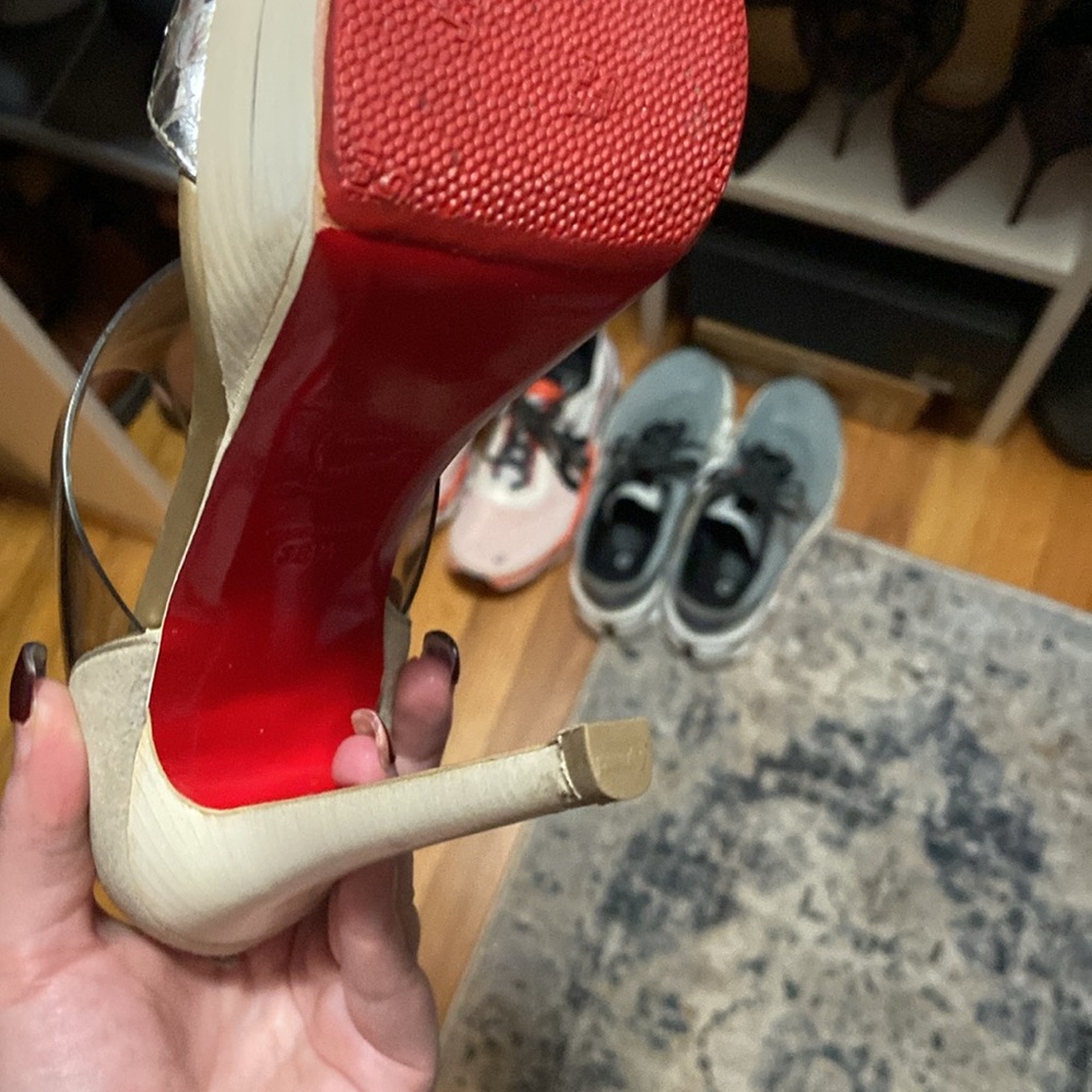 Taylor Swift: Christian Louboutin “Dufoura” Sandals in Smoke/Silver/White - Picture 15 of 15